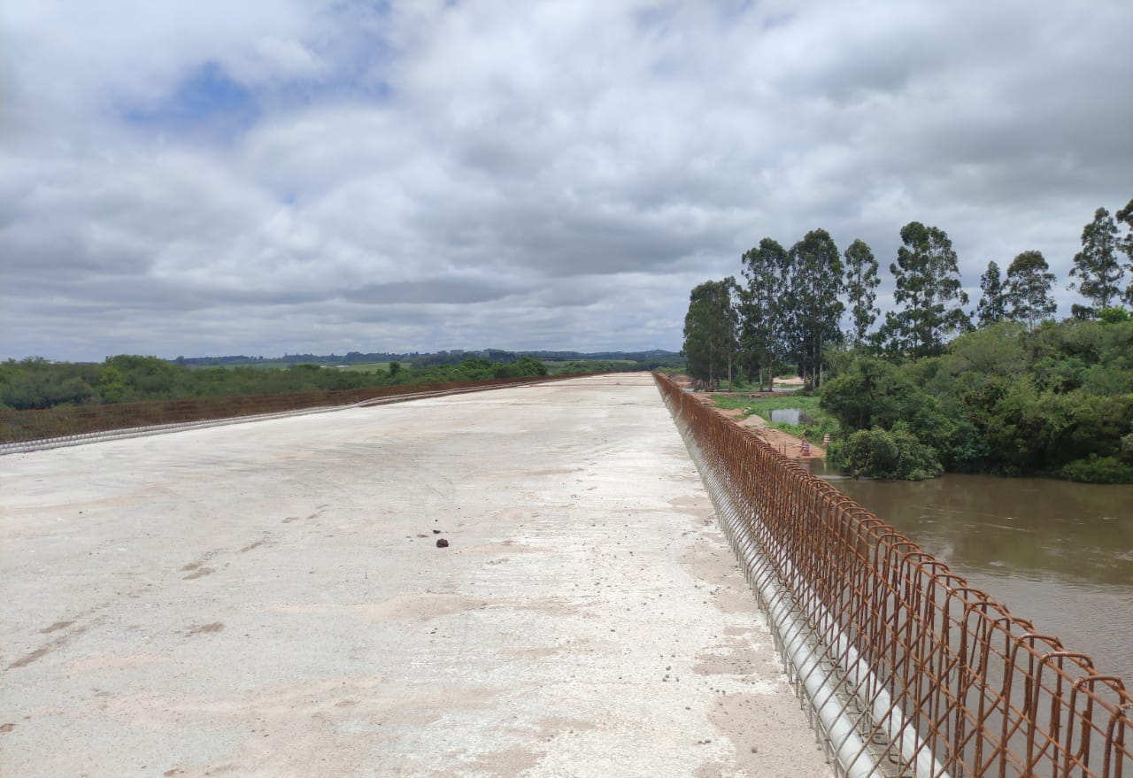 Contorno Norte de Castro - concretagem lajes Ponte do Rio Iapó