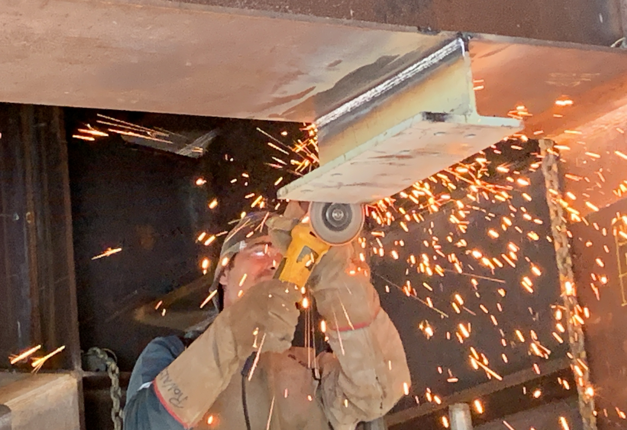 Ponte - Acabamento da solda da via de rolamento da Plataforma de Inspeção e Manutenção da Ponte