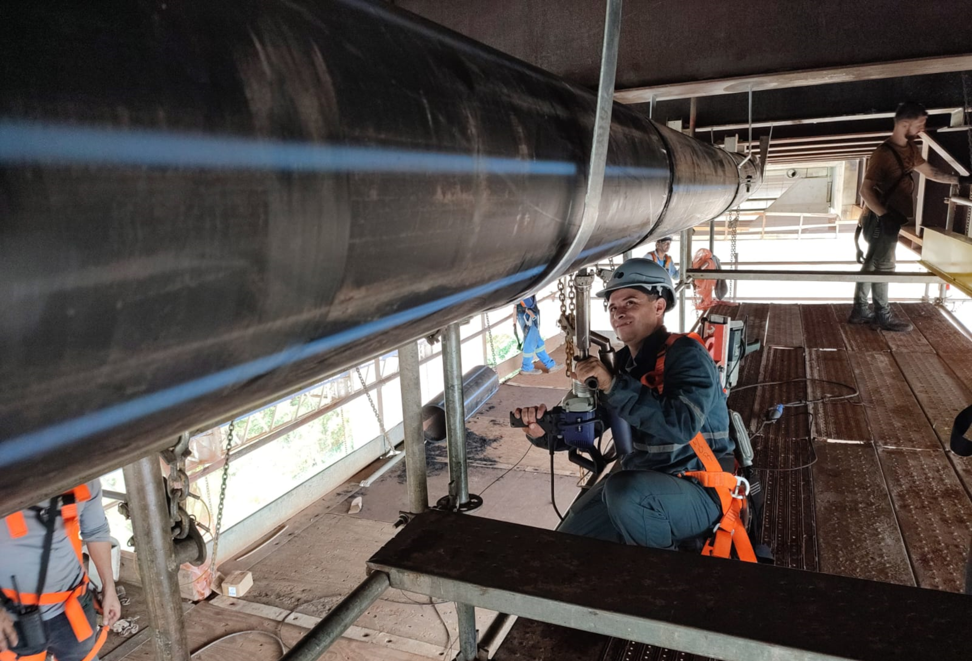 Ponte - Instalação dos tubos PEAD pertencentes ao sistema de Drenagem da Ponte