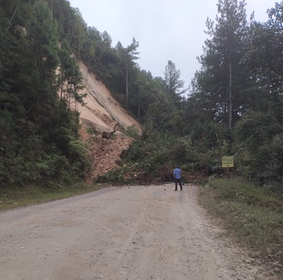 Queda de barreira na PR-092 km 137, em Doutor Ulysses