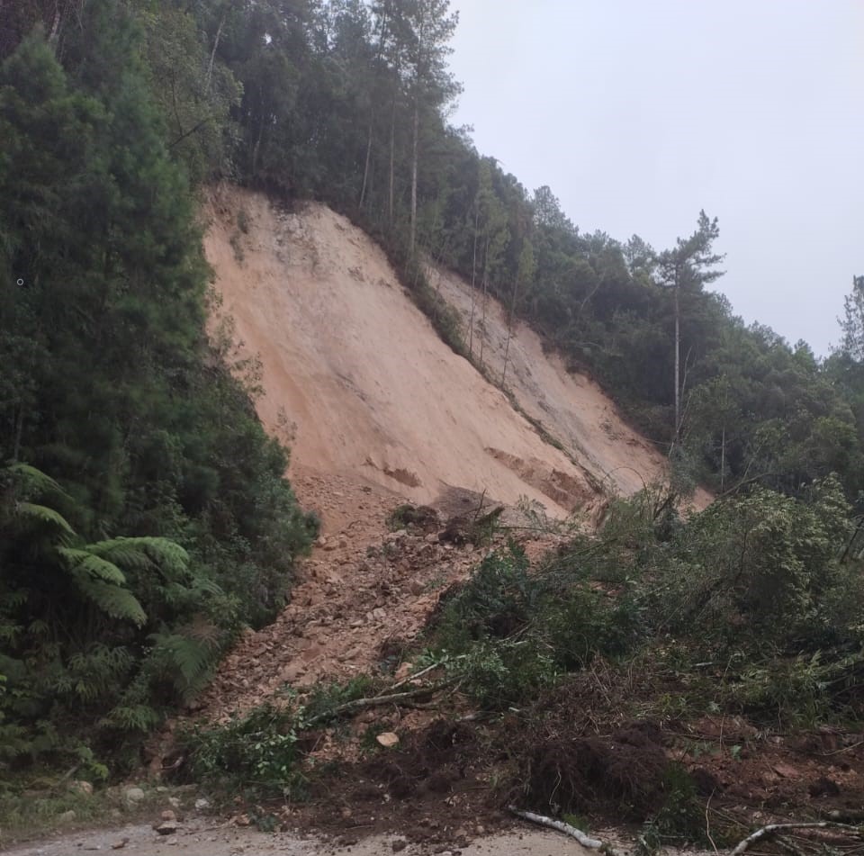 Queda de barreira na PR-092 km 137, em Doutor Ulysses