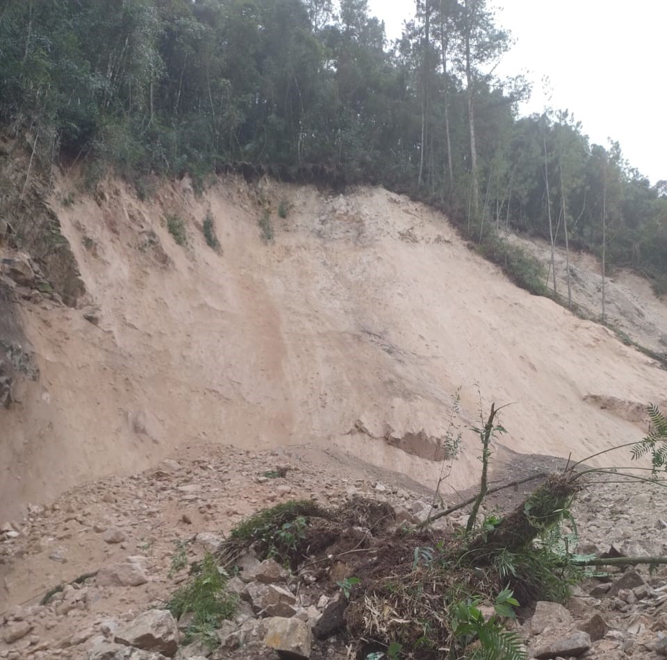 Queda de barreira na PR-092 km 137, em Doutor Ulysses