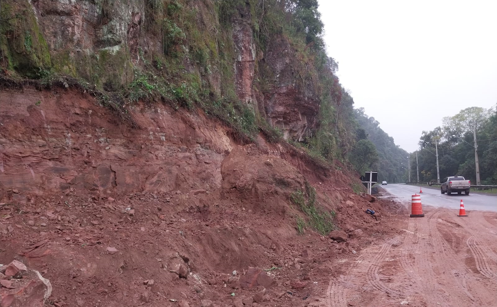 Obra de correção de taludes em União da Vitória