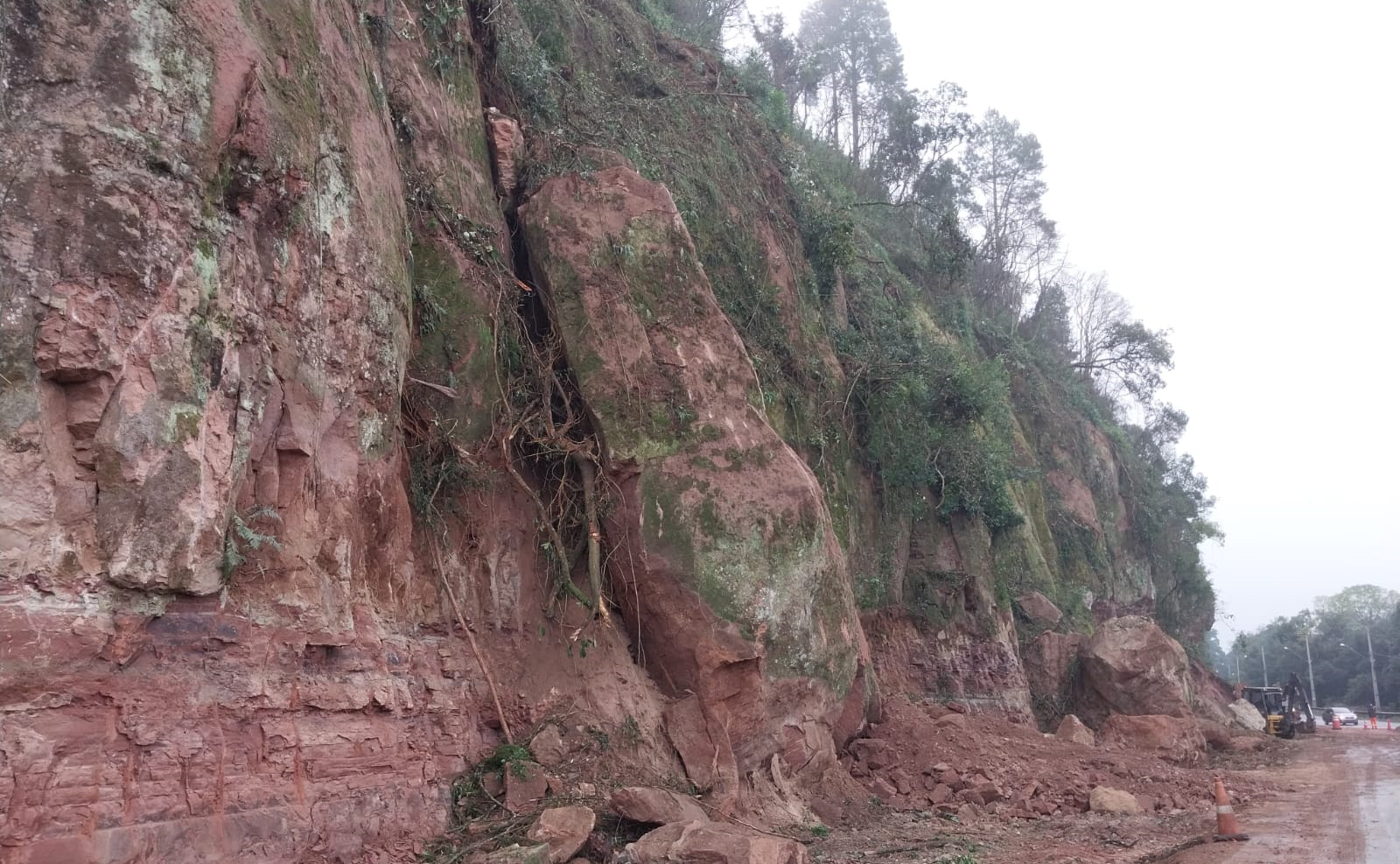 Obra de correção de taludes em União da Vitória