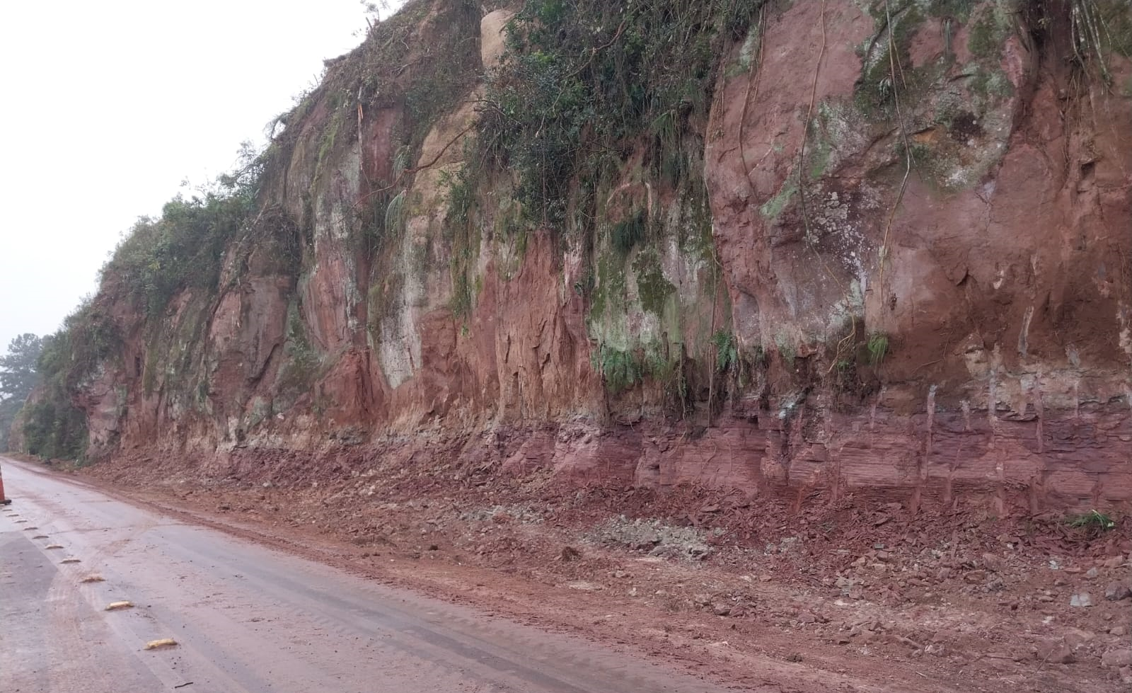Obra de correção de taludes em União da Vitória