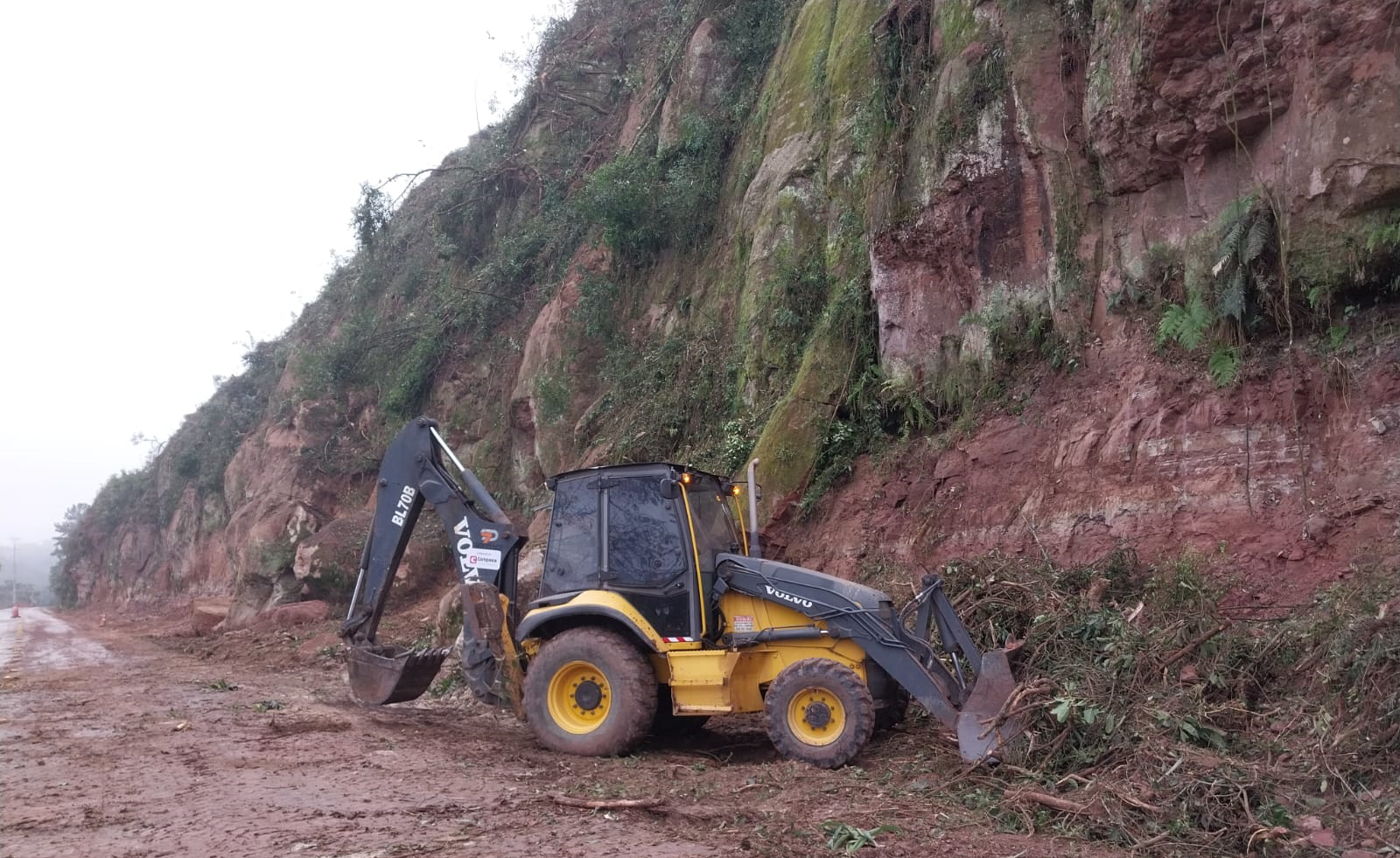 Obra de correção de taludes em União da Vitória
