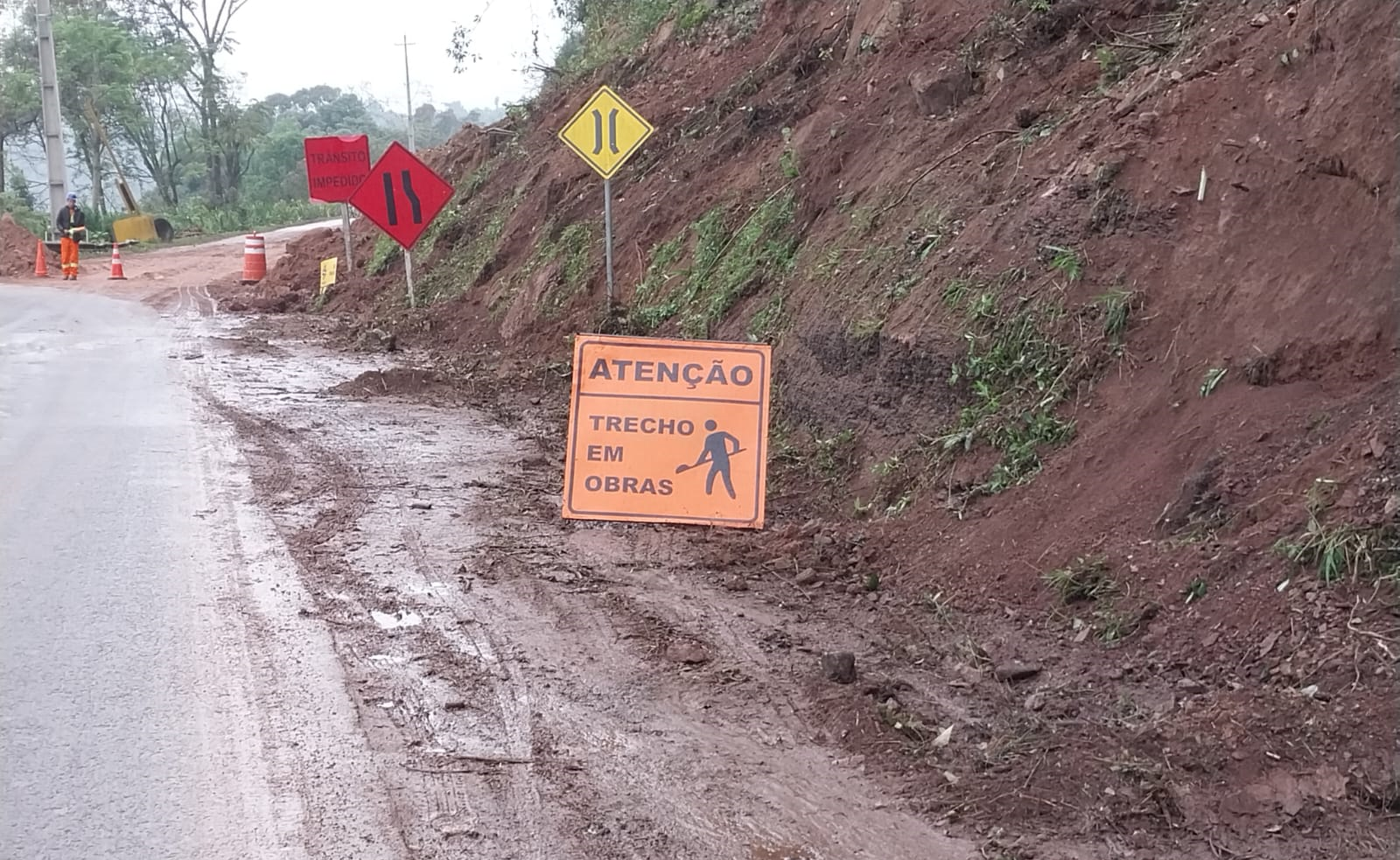 Obra de correção de taludes em União da Vitória