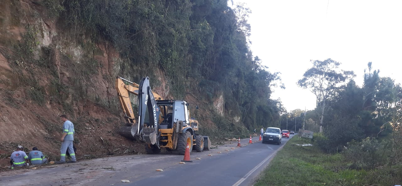 Obra de estabilização de taludes em rodovia de União da Vitória