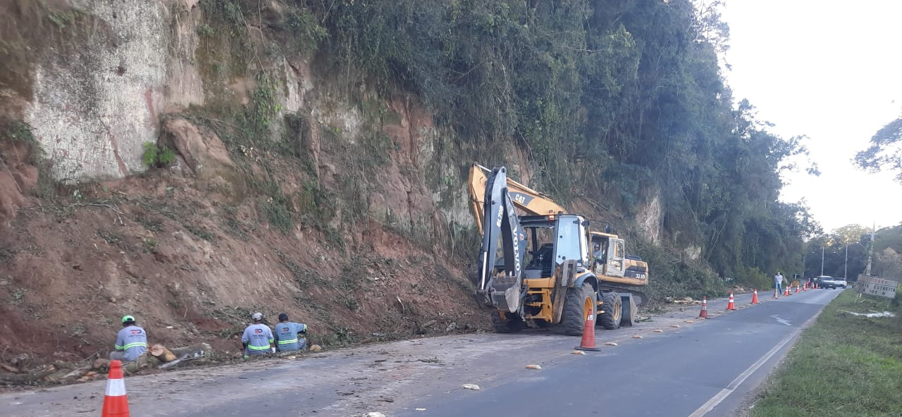 Obra de estabilização de taludes em rodovia de União da Vitória