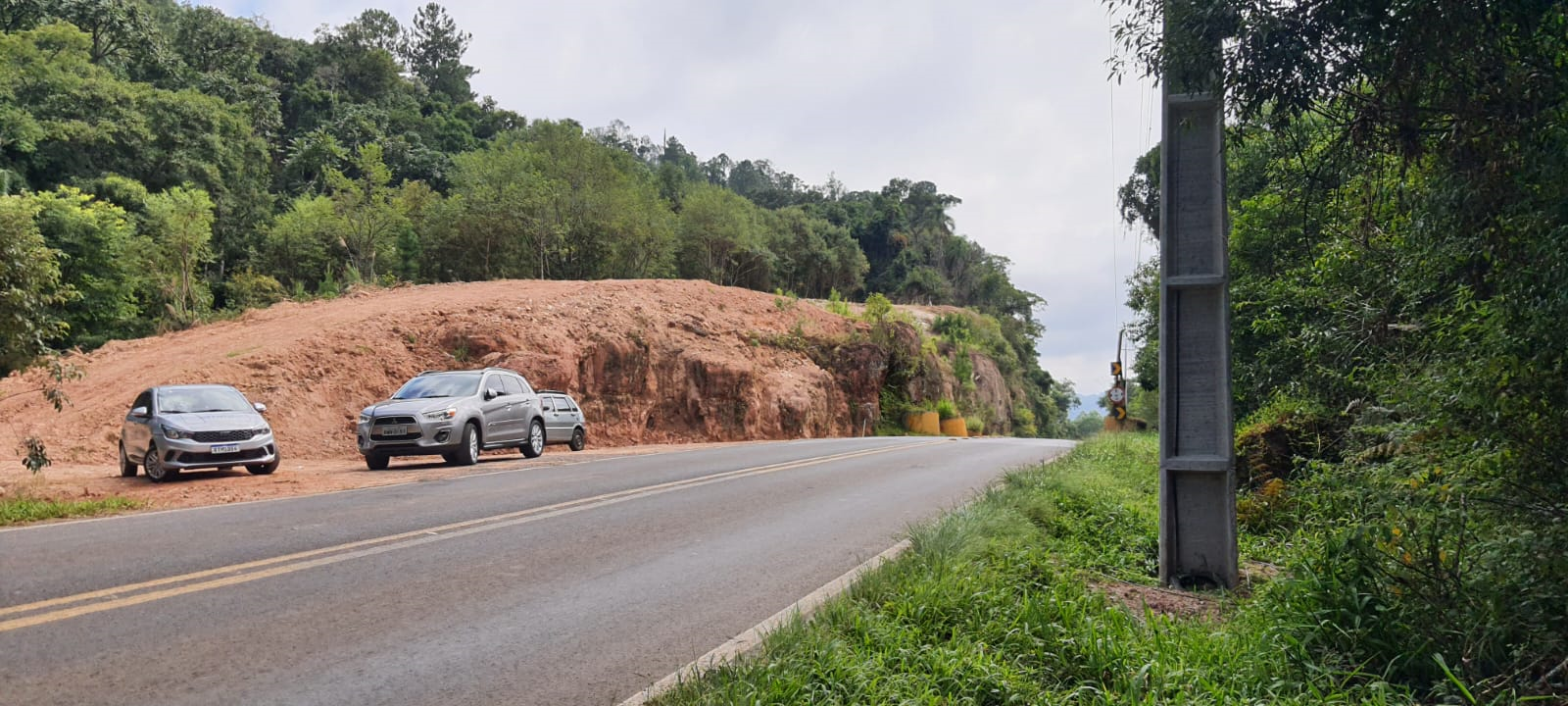 Obra de estabilização de taludes em rodovia de União da Vitória