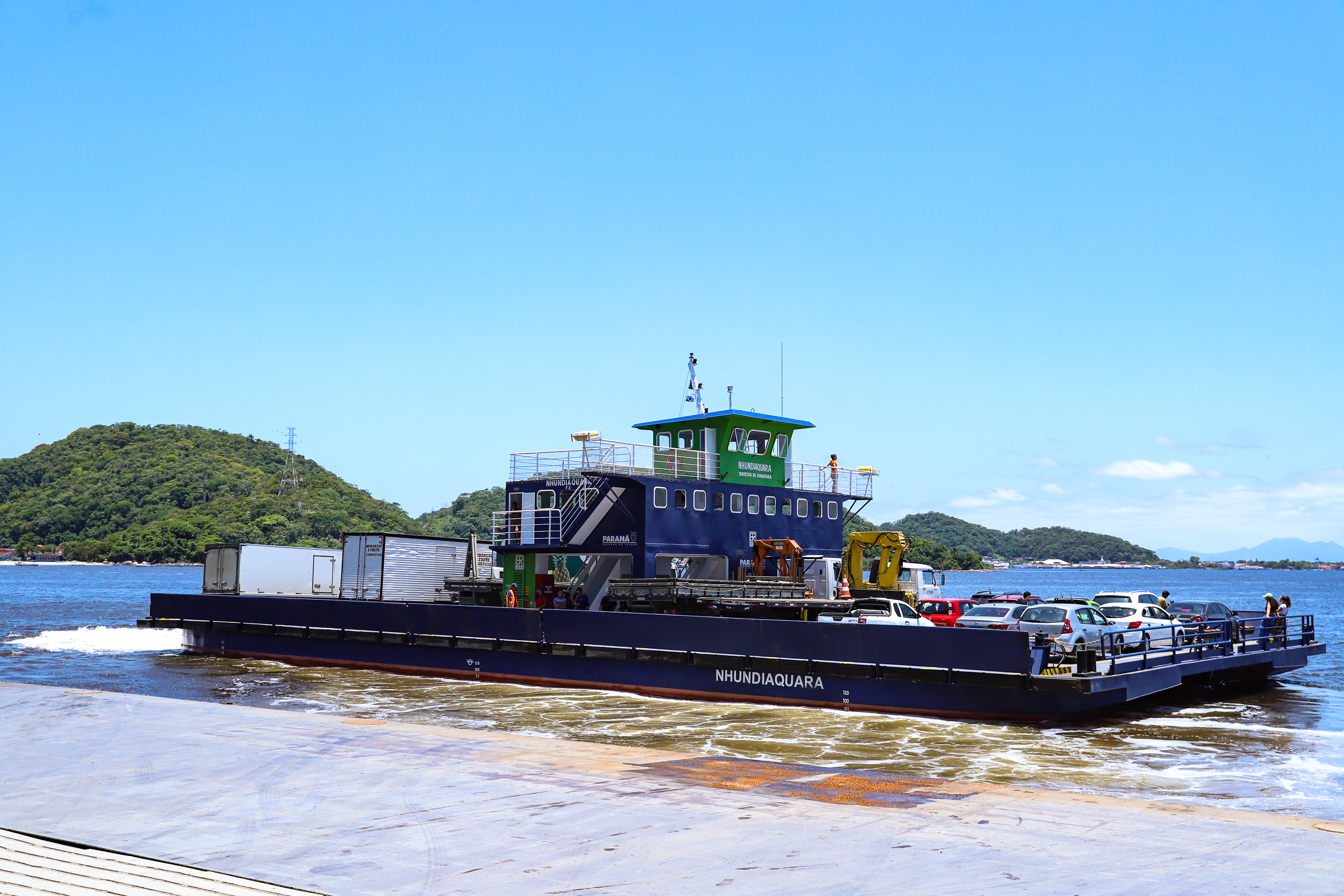 Ferry boat de Guaratuba em operação