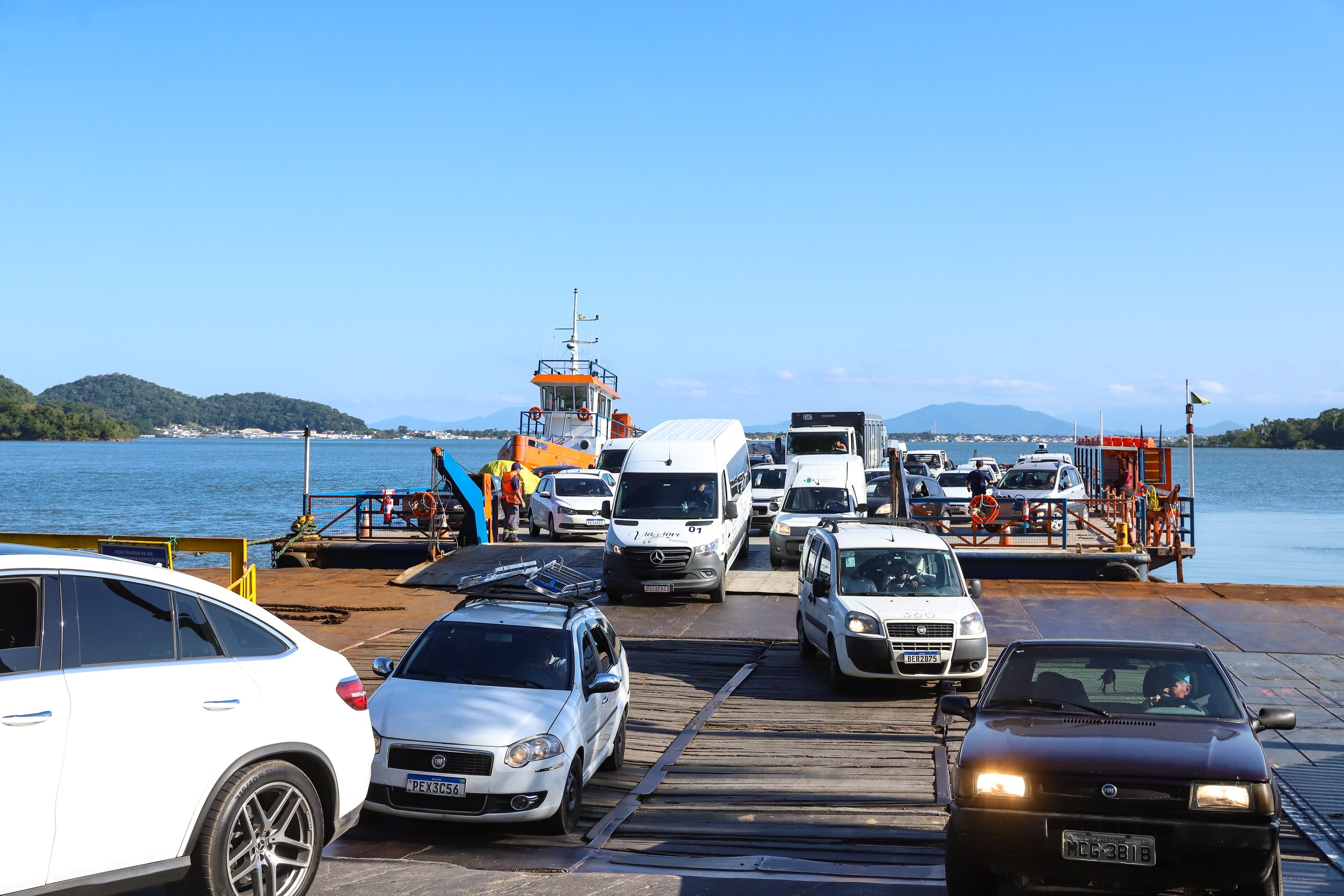 Ferry boat de Guaratuba em operação