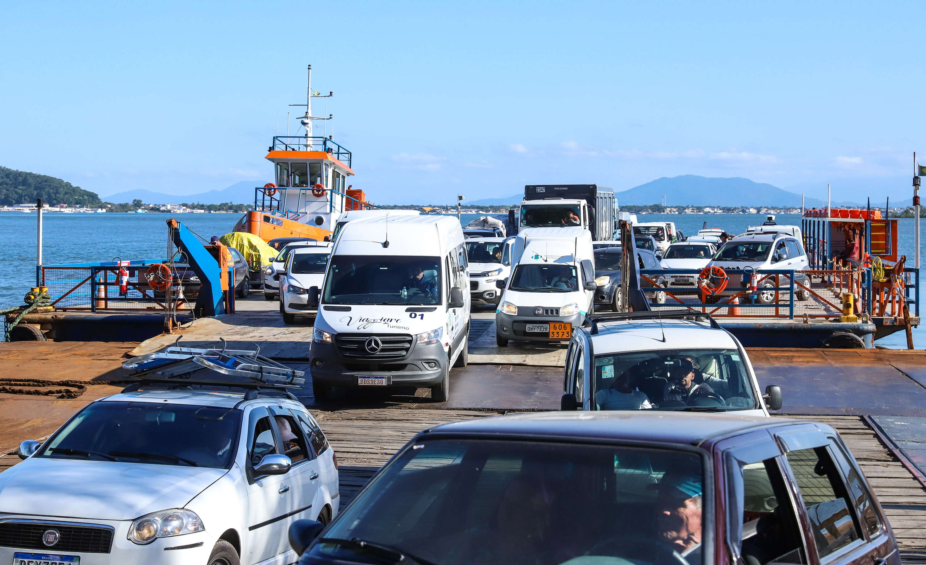 Ferry boat de Guaratuba em operação