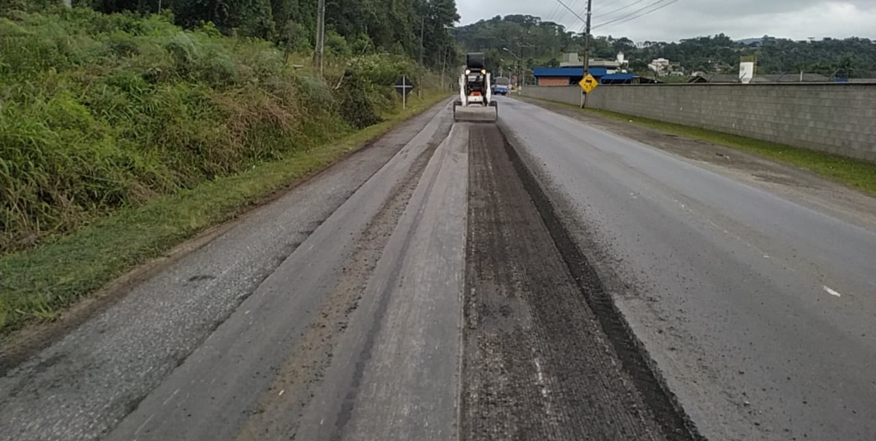 Fresagem do pavimento danificado