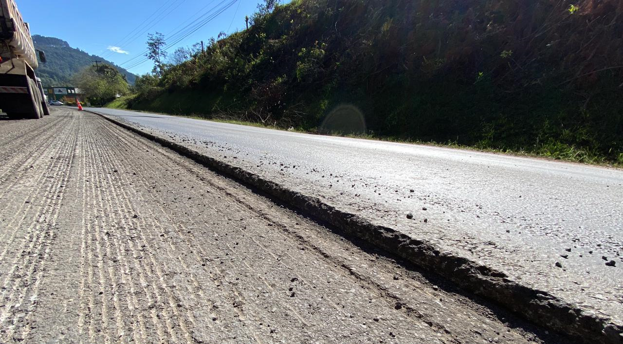 Fresagem do pavimento danificado