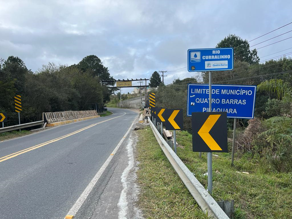 Ponte Rio Curralinho (PR-506) no limite entre Piraquara e Quatro Barras: novas barreiras de concreto.