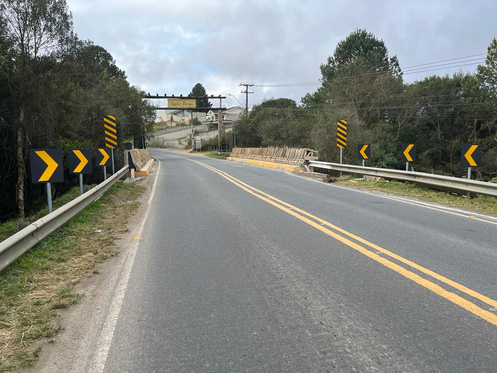 Ponte Rio Curralinho (PR-506) no limite entre Piraquara e Quatro Barras: novas barreiras de concreto.