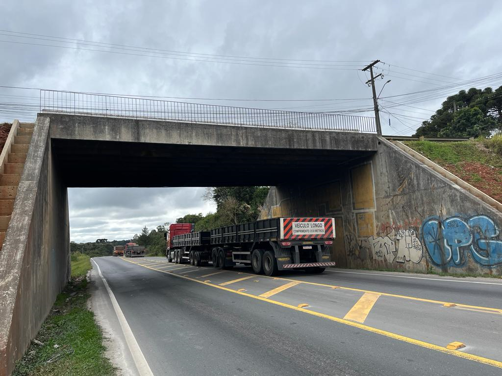 Viaduto R. Newton Laporte (PR-418) em Curitiba: novas descidas d'água.