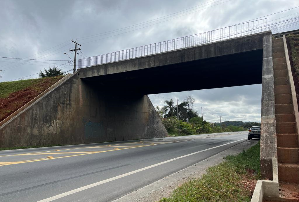 Viaduto R. Newton Laporte (PR-418) em Curitiba: novas descidas d'água.