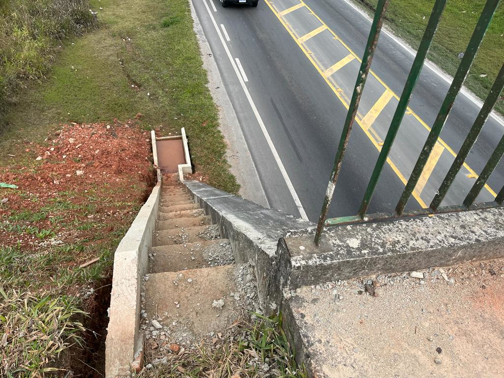 Viaduto R. Newton Laporte (PR-418) em Curitiba: novas descidas d'água.