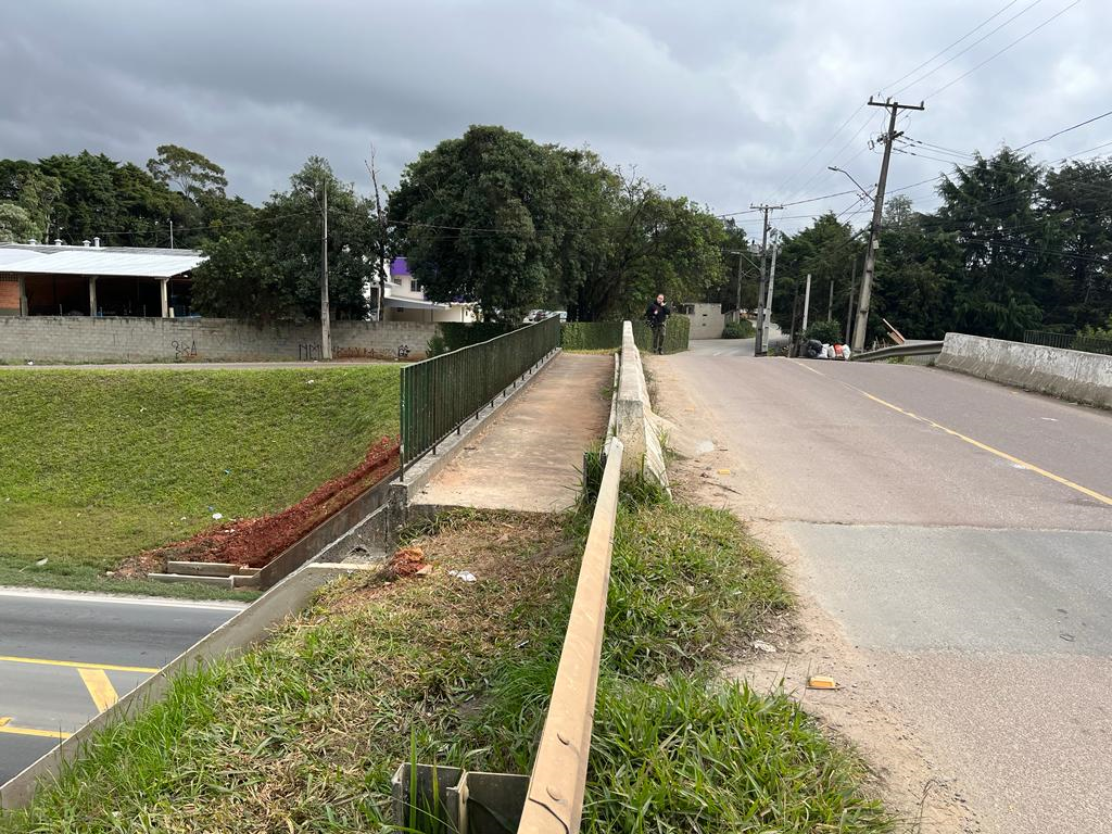 Viaduto R. Newton Laporte (PR-418) em Curitiba: novas descidas d'água.