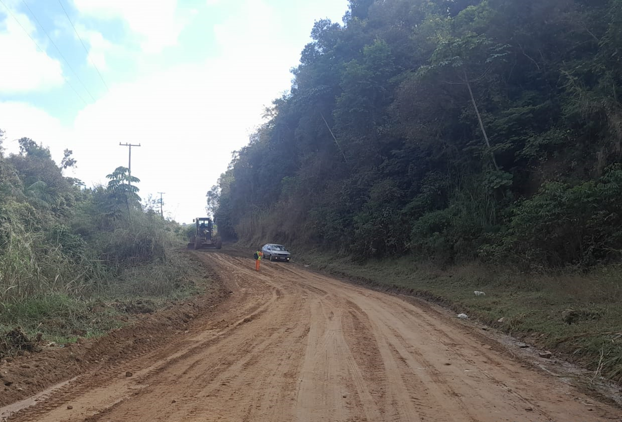 Conservação de via não pavimentada na PR-092, entre Cerro Azul e Doutor Ulysses