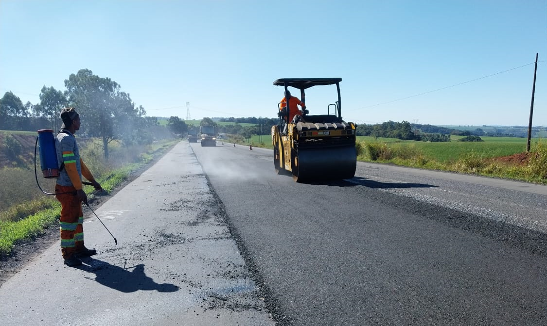 Serviços de conservação na PR-092 entre Wenceslau Braz e Jaguariaíva