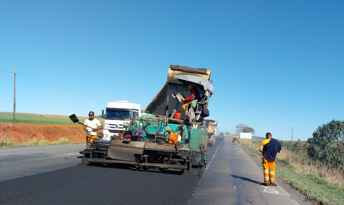Serviços de conservação na PR-092 entre Wenceslau Braz e Jaguariaíva
