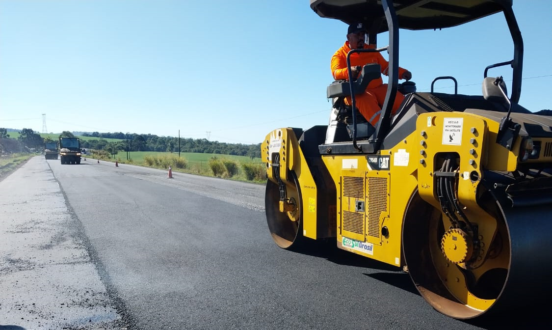 Serviços de conservação na PR-092 entre Wenceslau Braz e Jaguariaíva
