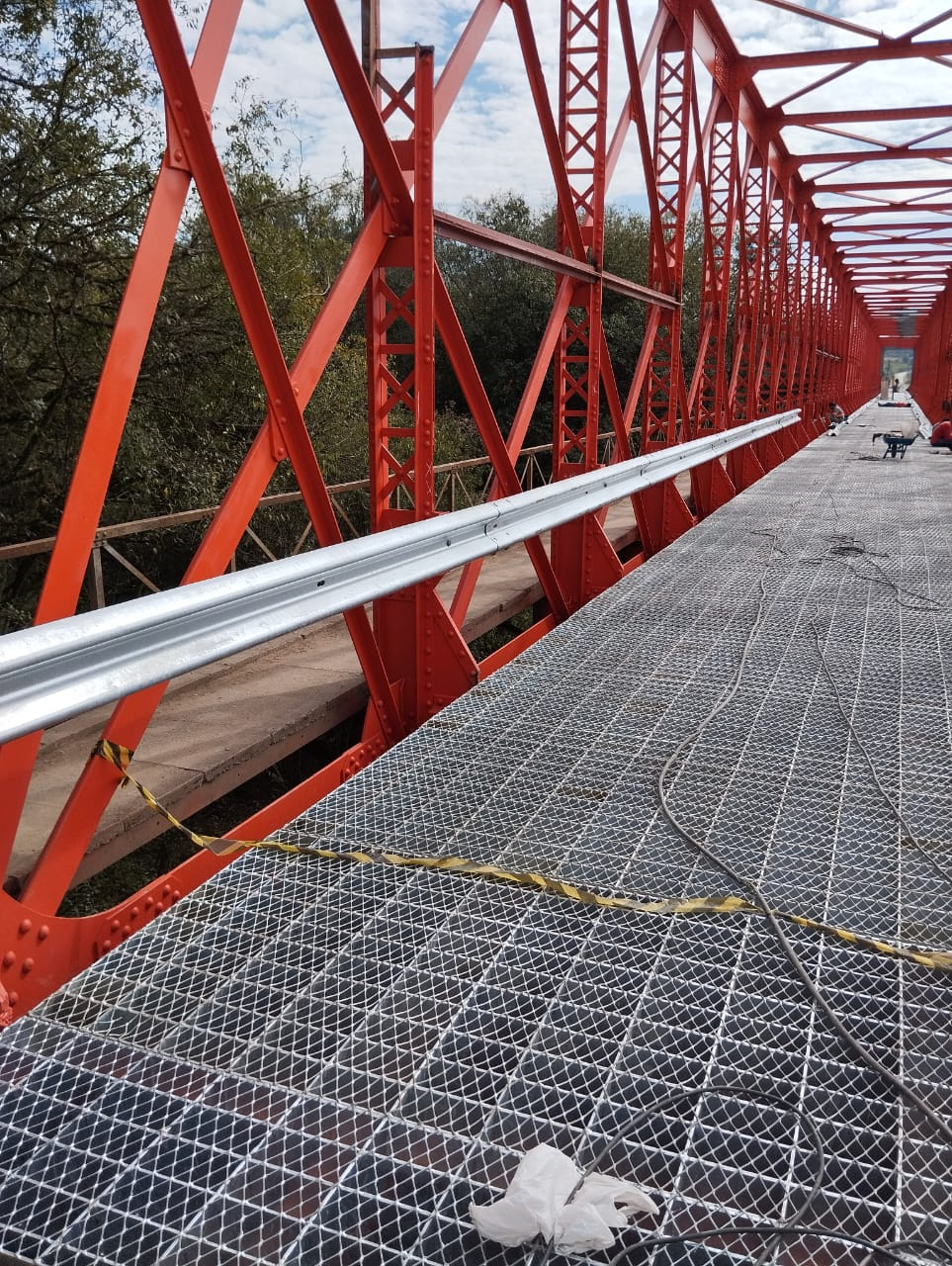 Instalação de defensas metálicas na ponte do Rio da Várzea