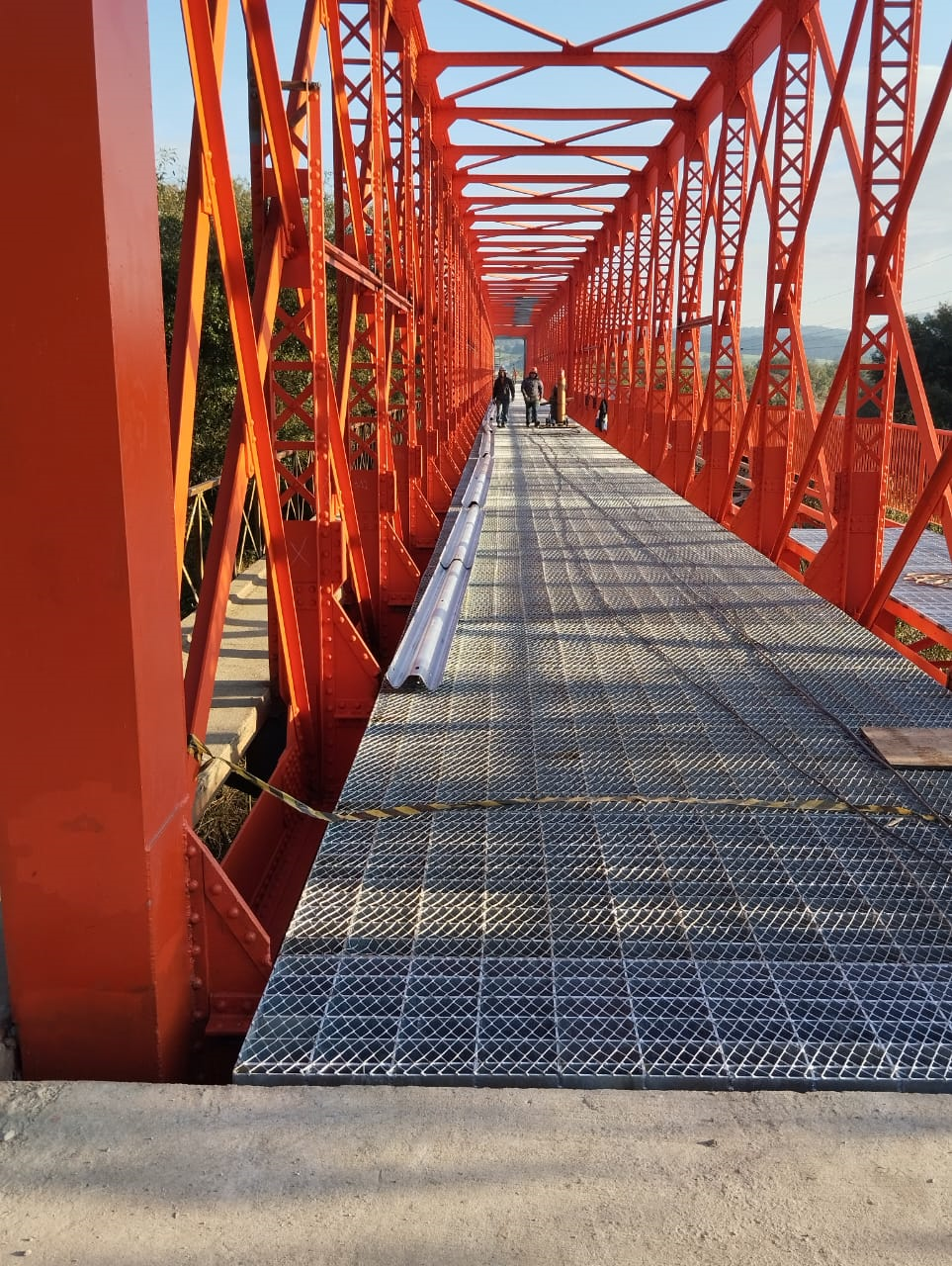 Instalação de defensas metálicas na ponte do Rio da Várzea