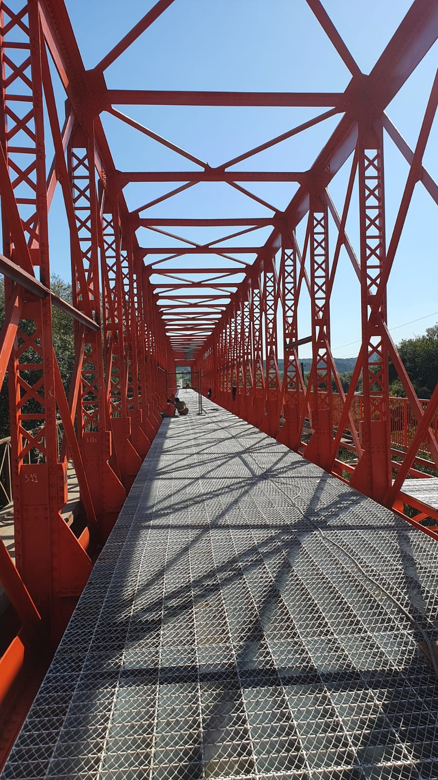 Instalação de defensas metálicas na ponte do Rio da Várzea