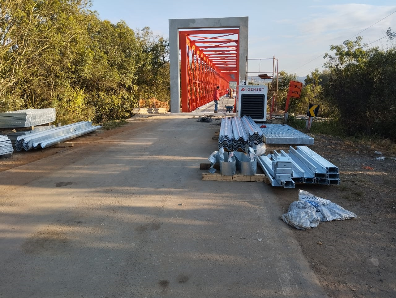 Instalação de defensas metálicas na ponte do Rio da Várzea