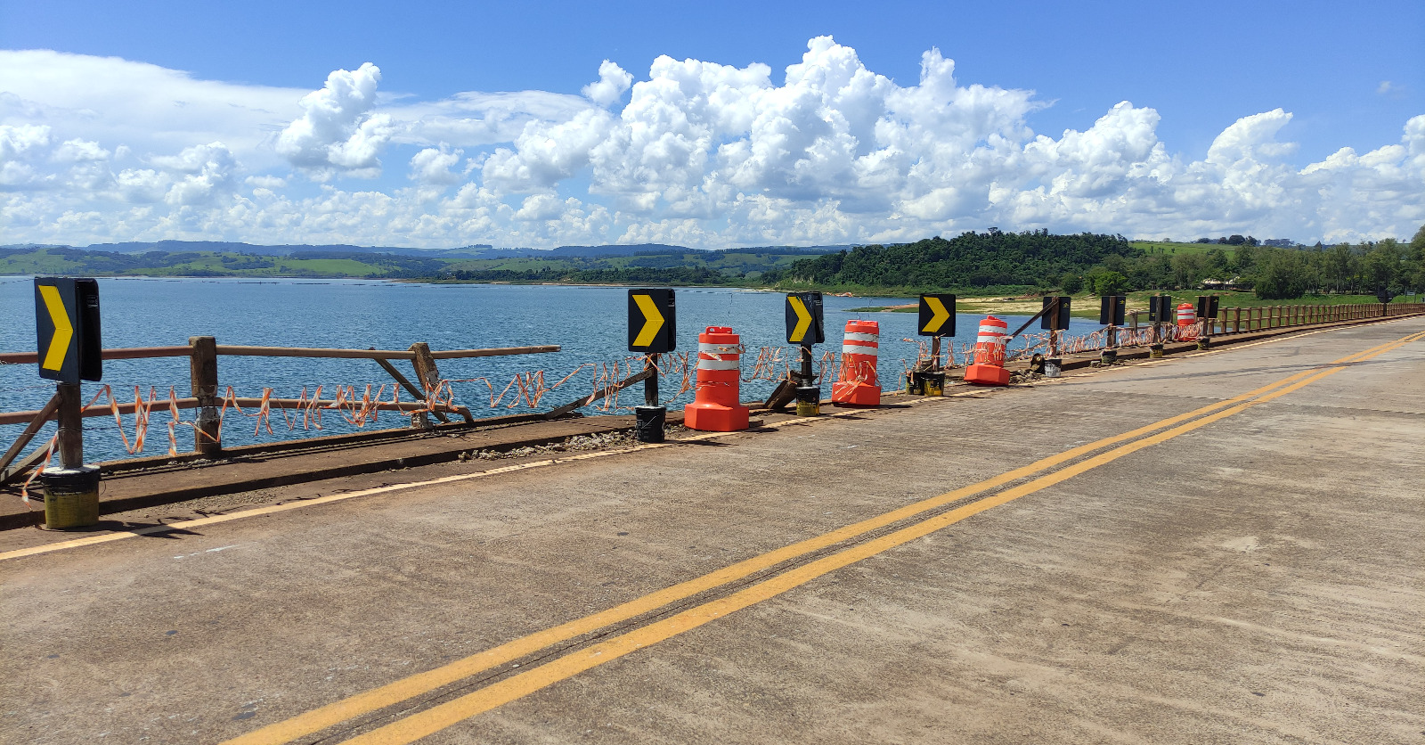 Ponte Rio Itararé - Represa de Chavantes PR-218 em Carlópolis - dano causado por acidente