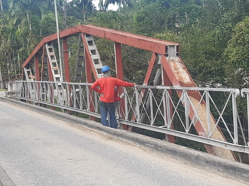 Ponte sobre o Rio Nhundiaquara em obras