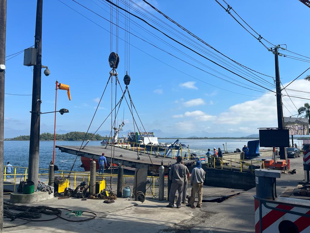 Troca de ponte flutuante no ferry boat de Guaratuba