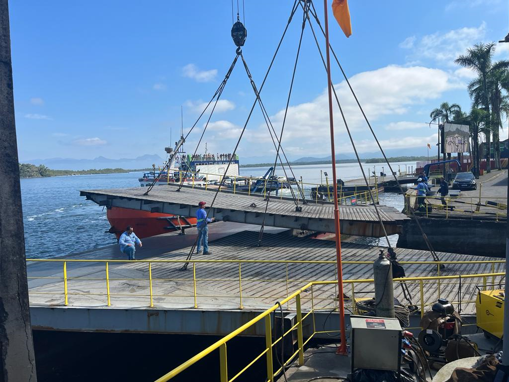 Troca de ponte flutuante no ferry boat de Guaratuba