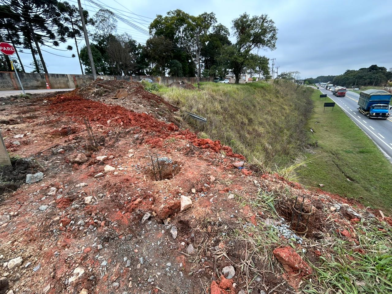 Fundação das novas calçadas do viaduto da Rua Newton Laporte