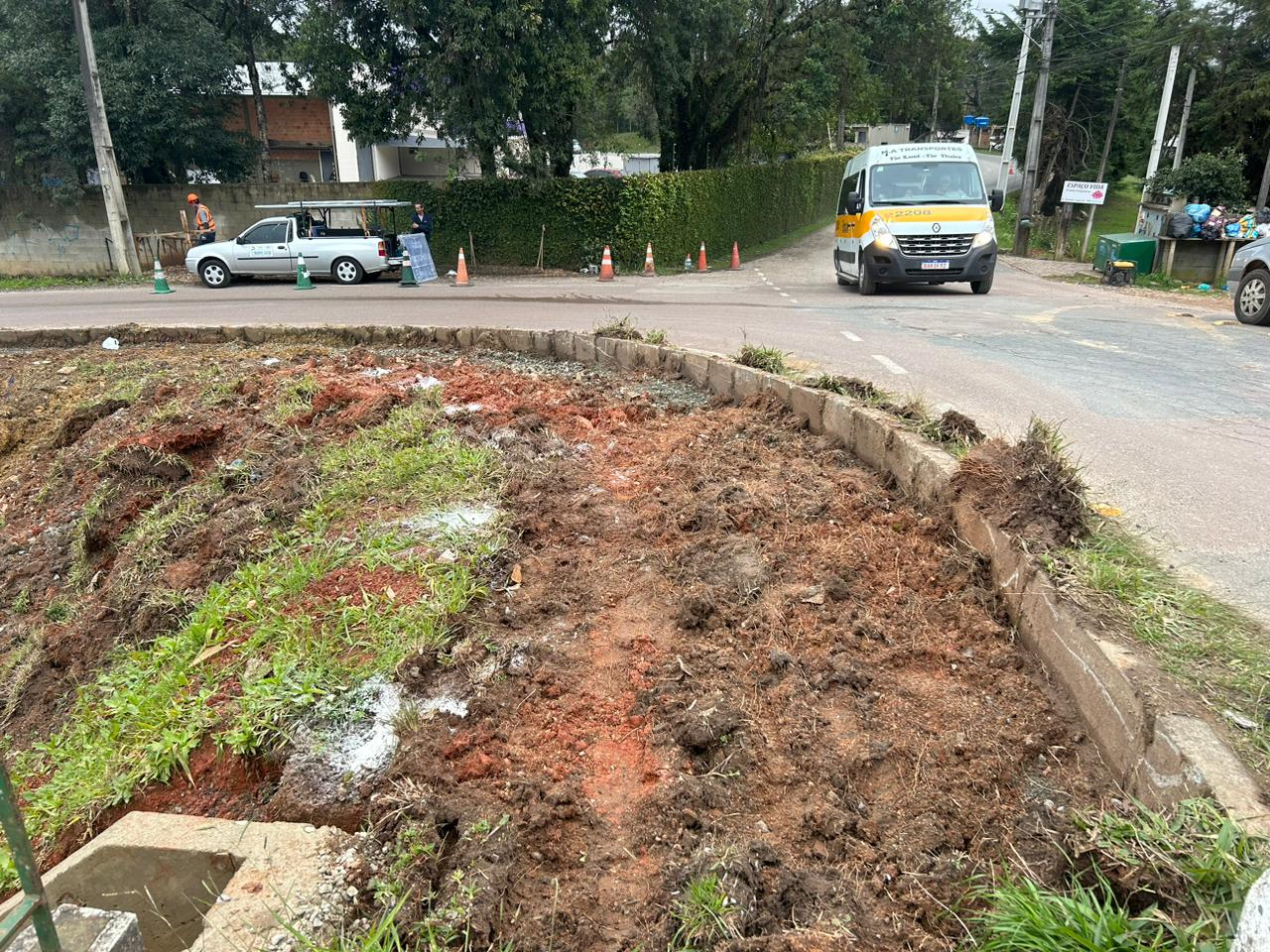 Fundação das novas calçadas do viaduto da Rua Newton Laporte