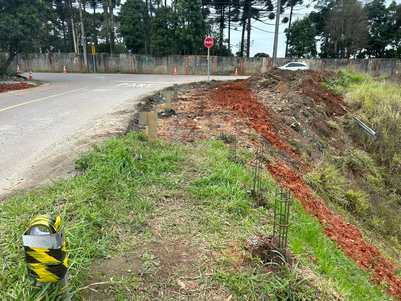 Fundação das novas calçadas do viaduto da Rua Newton Laporte