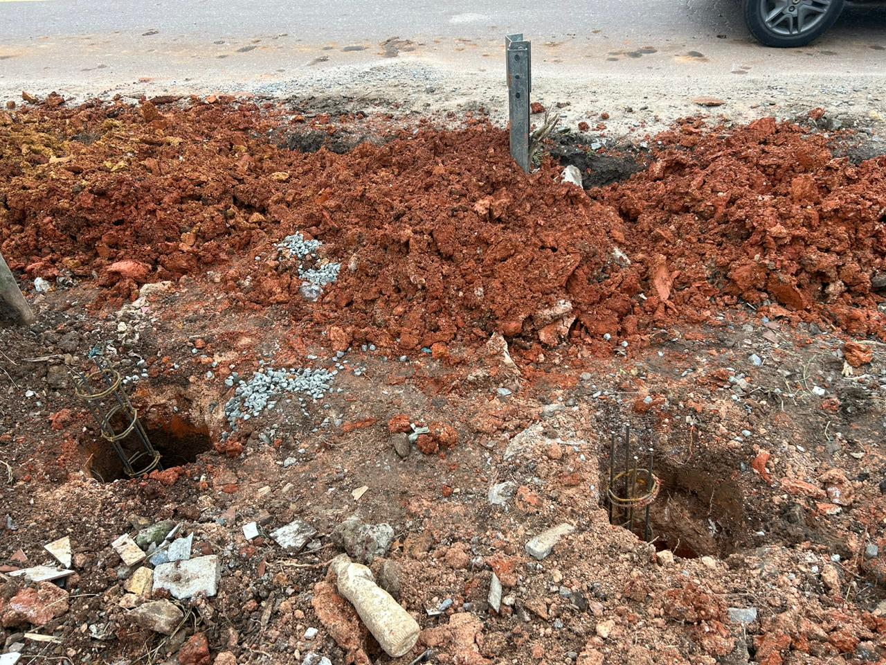 Fundação das novas calçadas do viaduto da Rua Newton Laporte