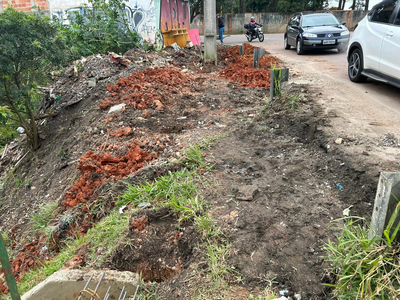 Fundação das novas calçadas do viaduto da Rua Newton Laporte