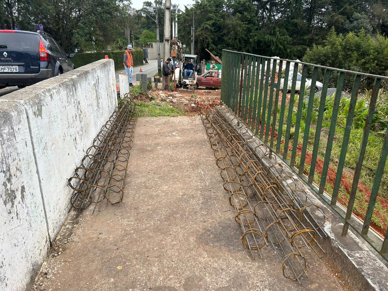 Fundação das novas calçadas do viaduto da Rua Newton Laporte