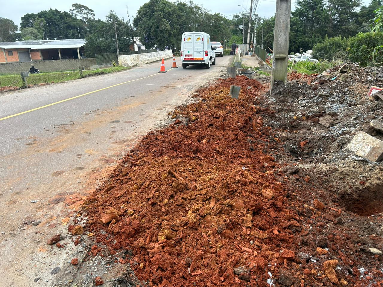 Fundação das novas calçadas do viaduto da Rua Newton Laporte