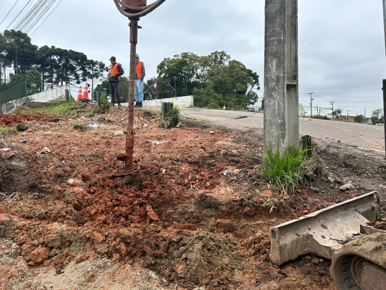 Fundação das novas calçadas do viaduto da Rua Newton Laporte