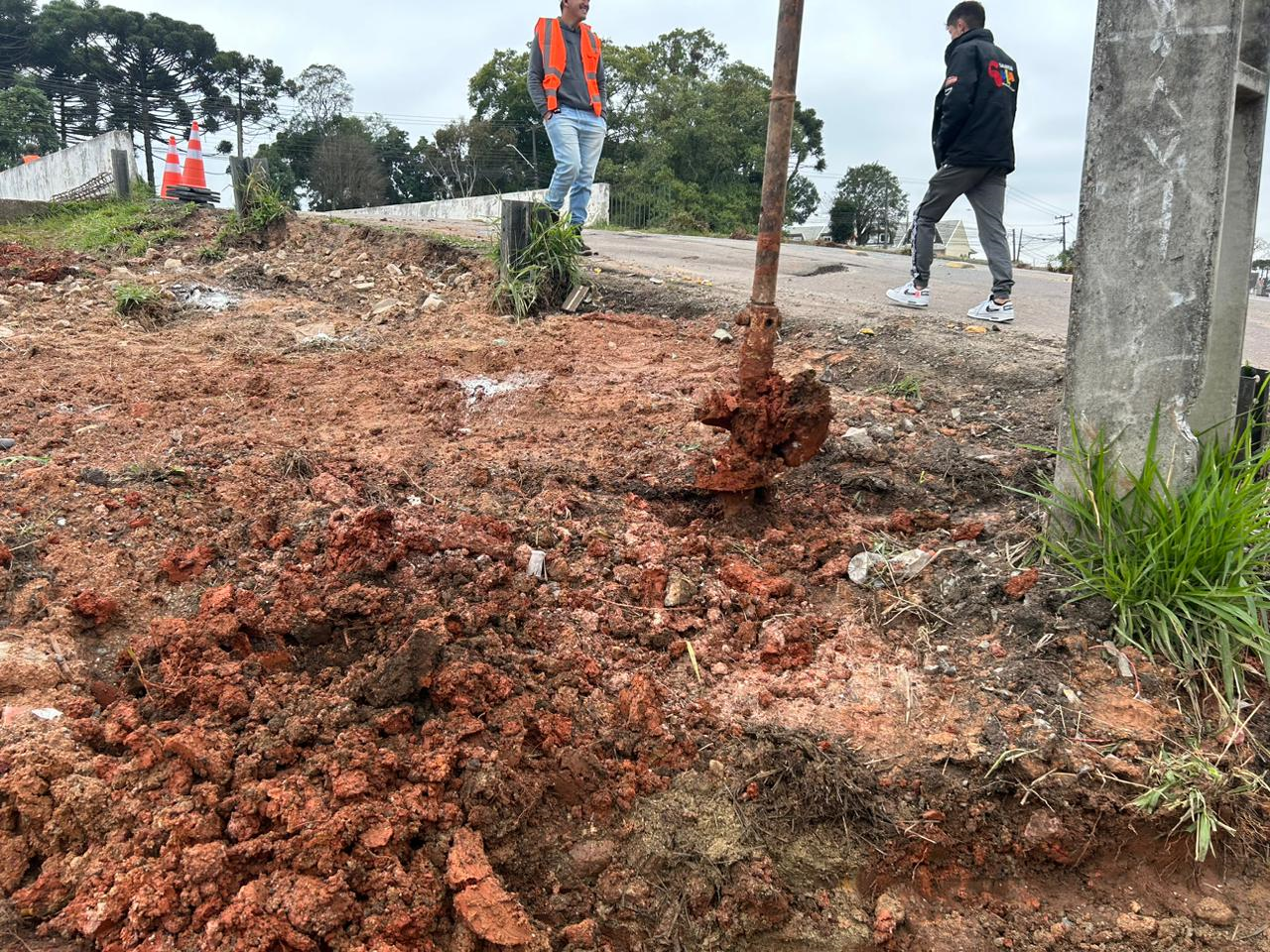 Fundação das novas calçadas do viaduto da Rua Newton Laporte