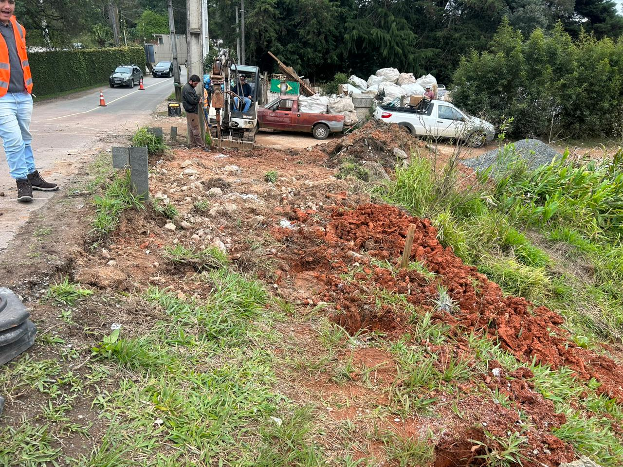 Fundação das novas calçadas do viaduto da Rua Newton Laporte