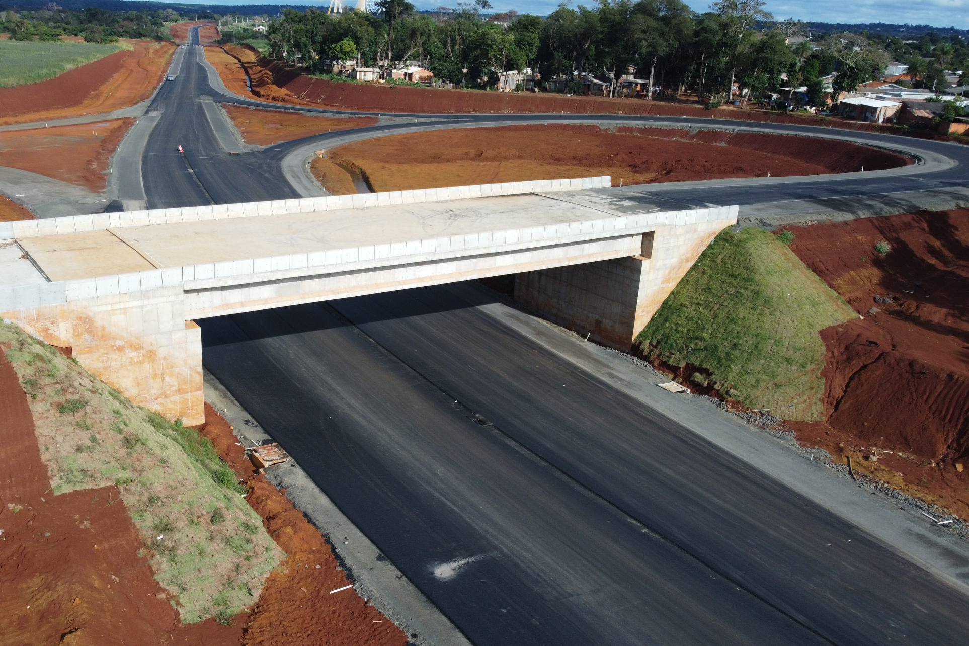 Pavimentação no Viaduto de Acesso a Ponte Tancredo Neves
