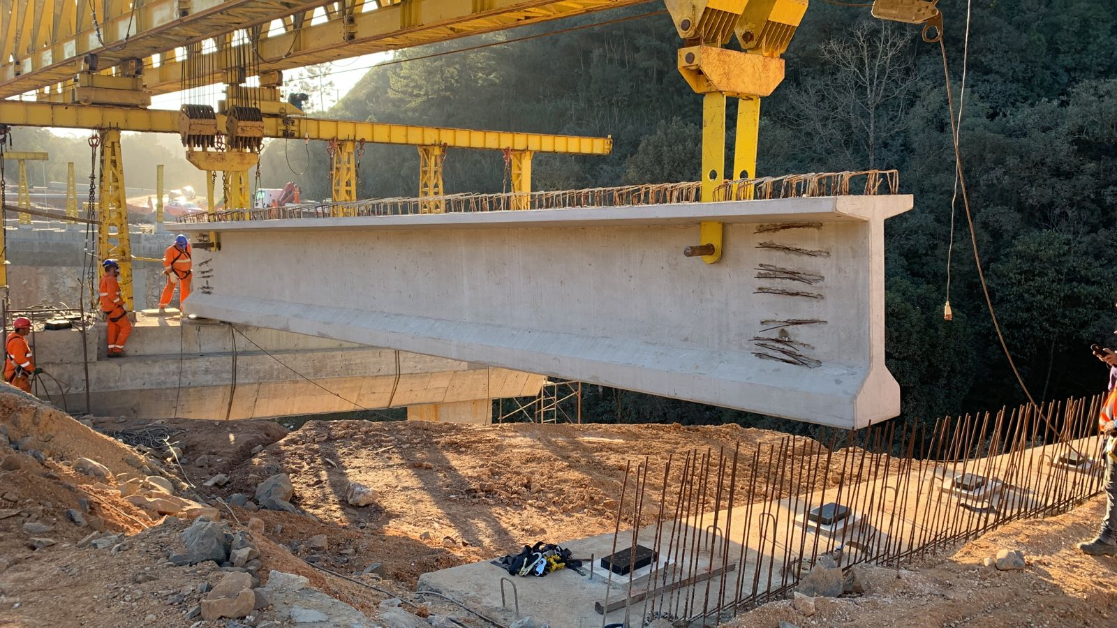 Transporte e lançamento de vigas nas pontes 04