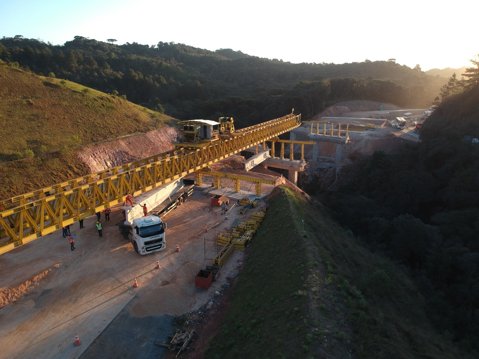 Transporte e lançamento de vigas nas pontes 04